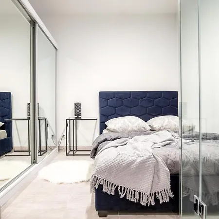 Nowoczesny Glamour Z Prysznicem Posrodku *